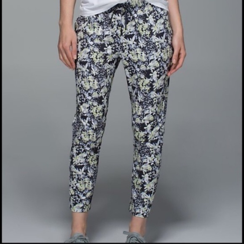Lululemon jet crop